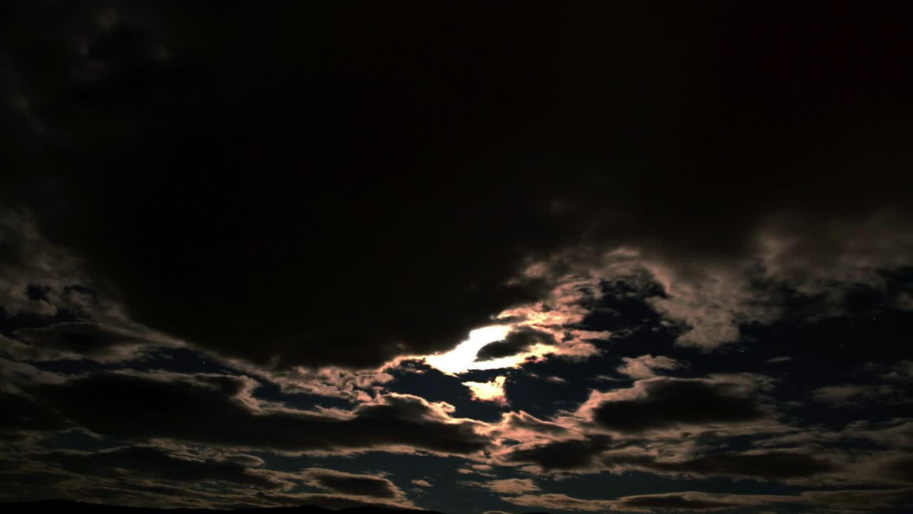 4k 타임스 영상: 반대편 달빛에서 구름이 움직입니다.