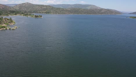 flight over a reservoir with a gimbal movement discovering the environment