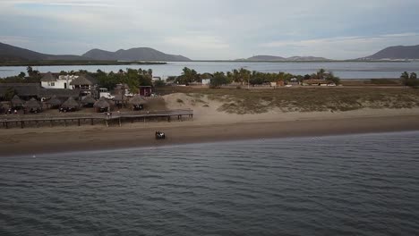 ruta por la playa a bordo de una moto