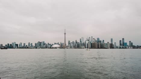 zeitraffer der skyline von toronto von der insel aus