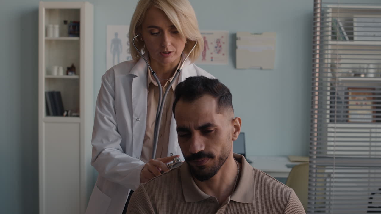 médico que examina al paciente