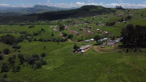 Drohnenaufnahme-Der-Transkei-In-Südafrika---Drohne-Fliegt-Auf-Ein-Kleines-Dorf-In-Den-Bergen-Zu