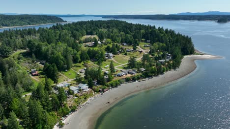 Drone-shot-of-Herron-Island's-private-shores-in-Washington-State