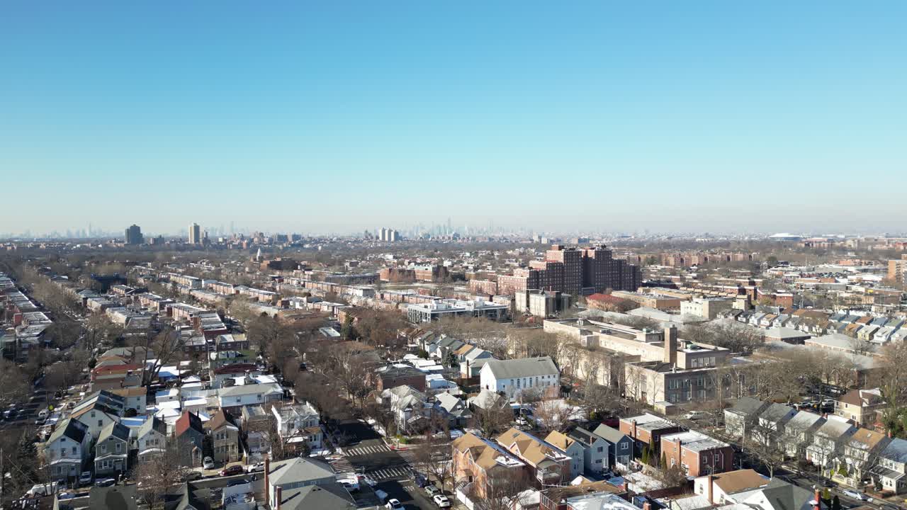 Filmato aereo con drone ad alta quota che cattura lo skyline del Queens a New York al tramonto con un'ampia vista sulla città e una tenue luce dorata