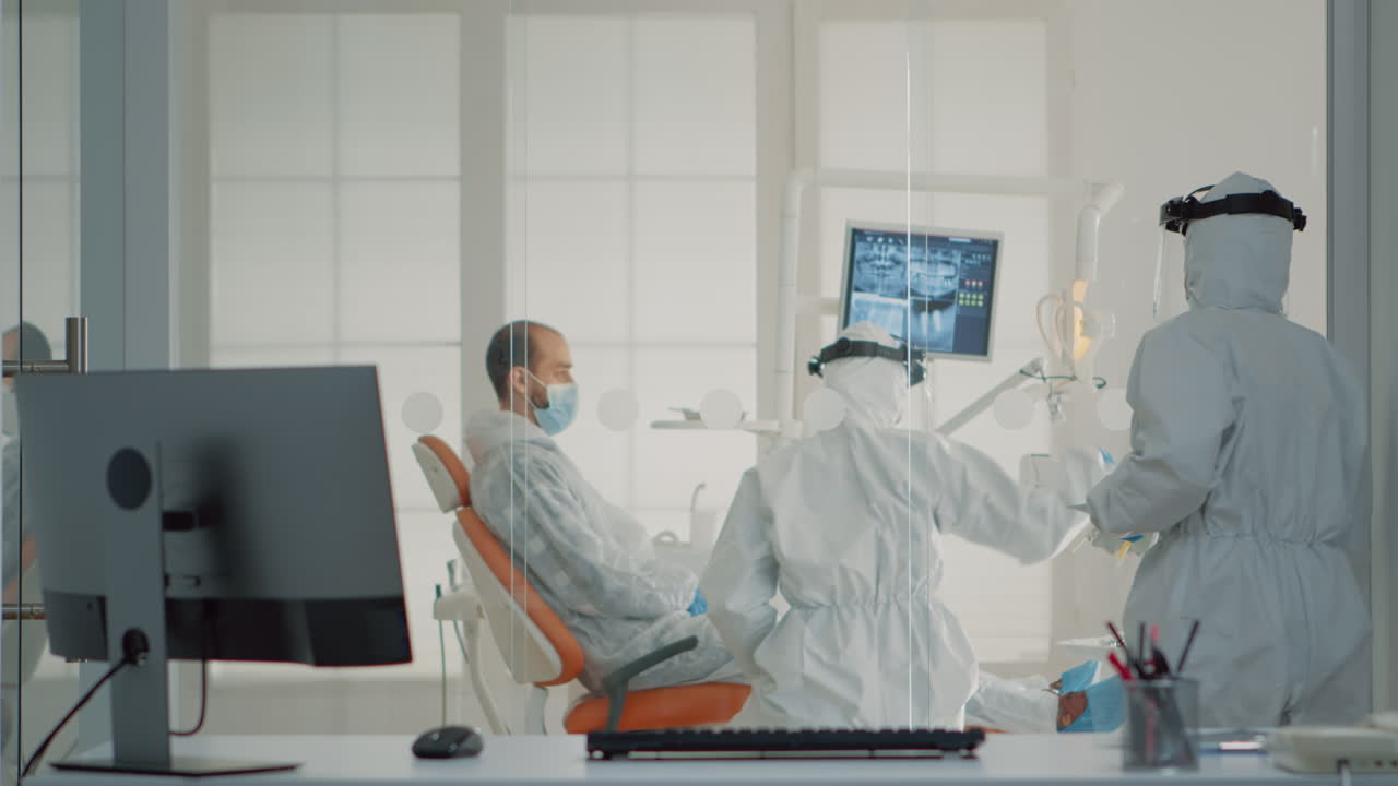 歯科医師に歯科x線を放つ歯科看護師