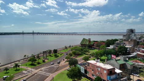 Panorama-180-Grad-Drohnenansicht,-Die-Das-Bezaubernde-Stadtbild-Von-Posadas,-Misiones,-Argentinien,-Einfängt