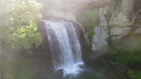 Una-Excelente-Toma-Aérea-De-Looking-Glass-Falls-En-El-Bosque-Nacional-Pisgah,-Carolina-Del-Norte-1