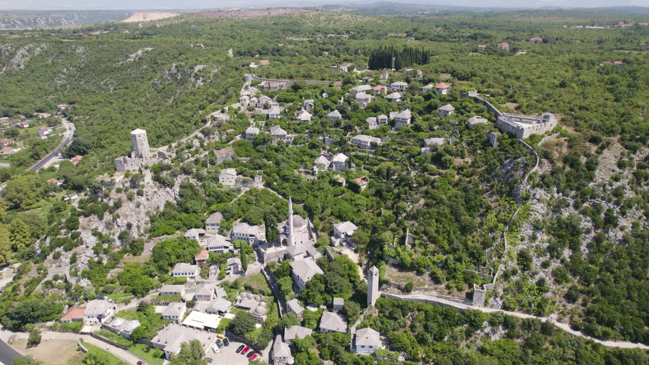 órbita aérea ciudad medieval pocitelj con mezquita y castillo, panorama de la montaña