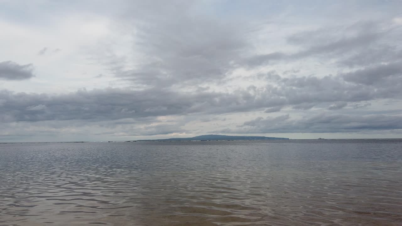 vista de la isla de nusa lembongan bali indonesia desde el mar de sanur playa agua azul tarde cielo seminublado, la visión más azul