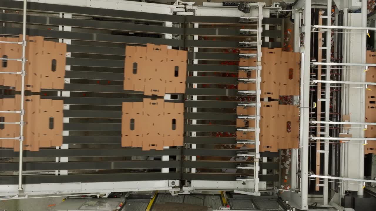 DRONE: VISTA DALL'ALTO DI UNA MACCHINA DA TAGLIO PER CARTONE IN FUNZIONE