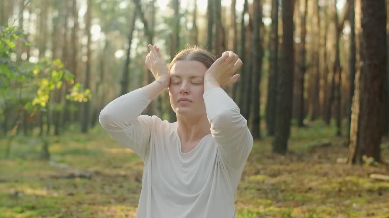 женщина медитирует в лесу.