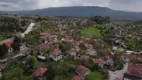 pequeñas casas y chimeneas de ladrillo en la ciudad están en la lista del patrimonio mundial, vista de avión no tripulado, pavo