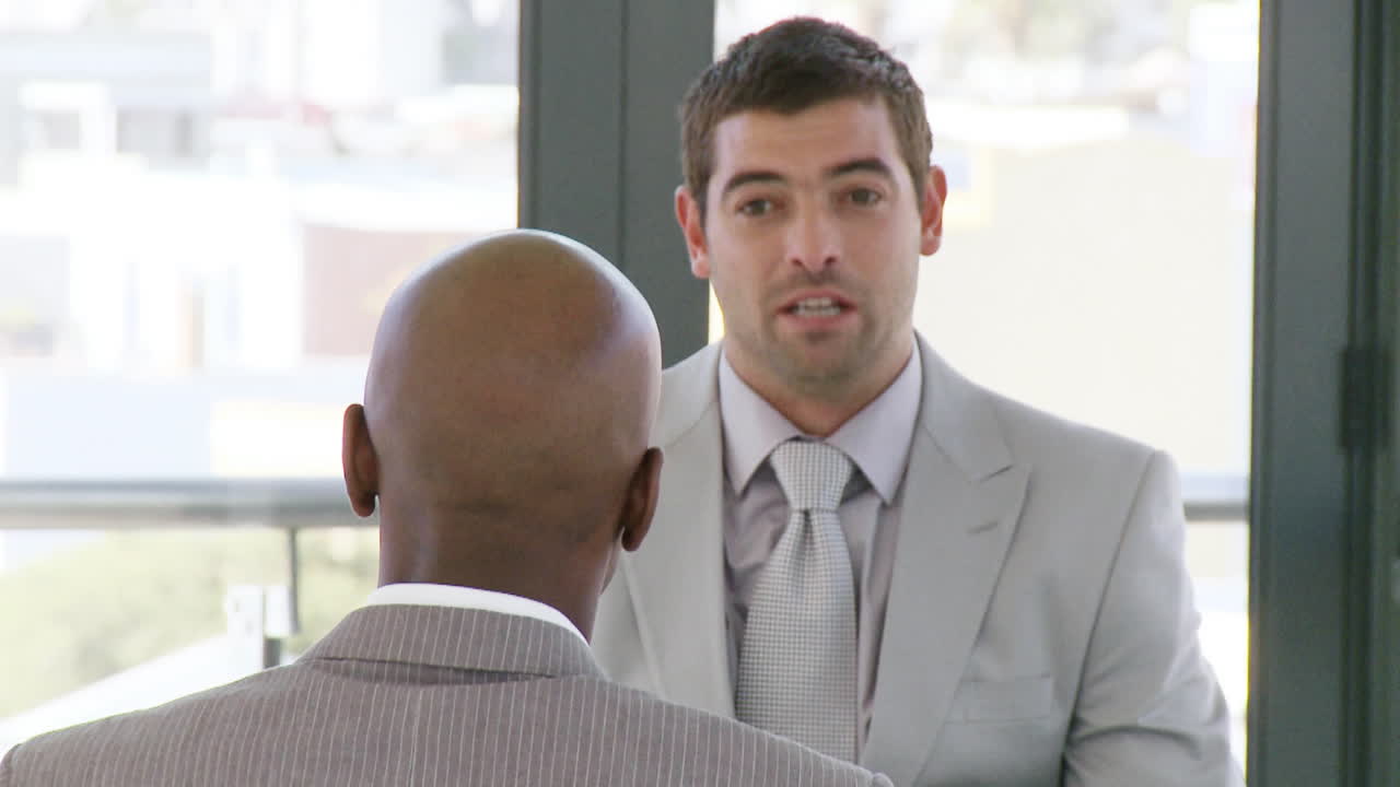 세 명의 비즈니스 매니저들이 회의를 위해 함께합니다.