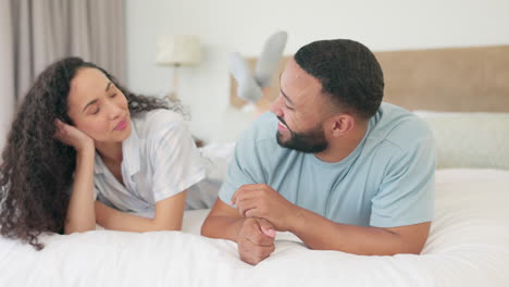cama, comunicación y pareja feliz hablando
