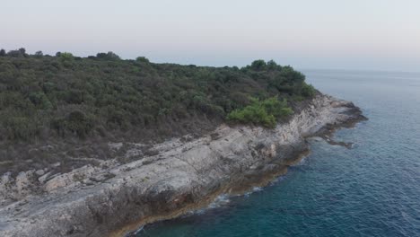 Toma-Aérea-De-Drones-De-Un-Hermoso-Paisaje-Cerca-Del-Mar