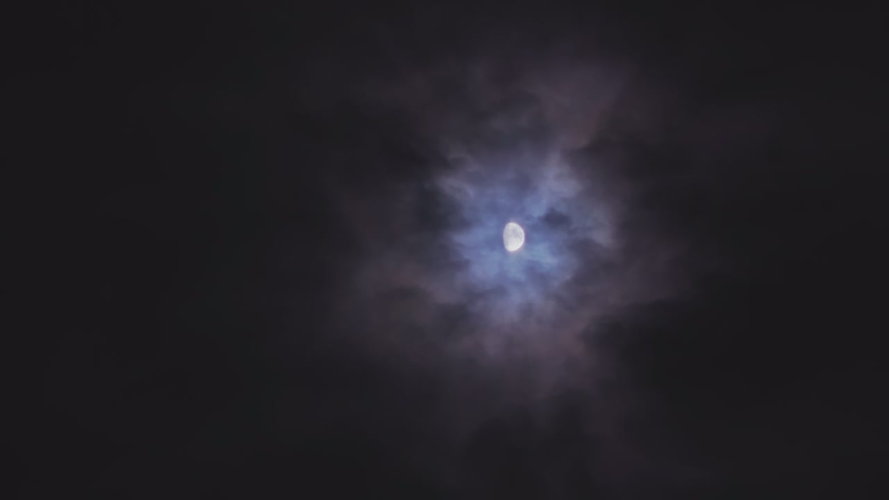 4k, 달은 구름을 통해 빛납니다.
