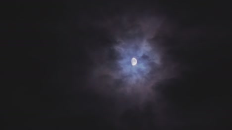 4k, la luna brilla a través de las nubes
