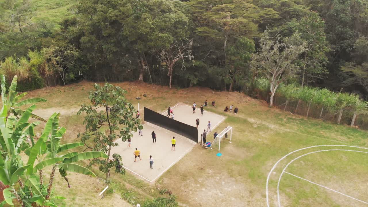 toma aerea gente jugando en colombia