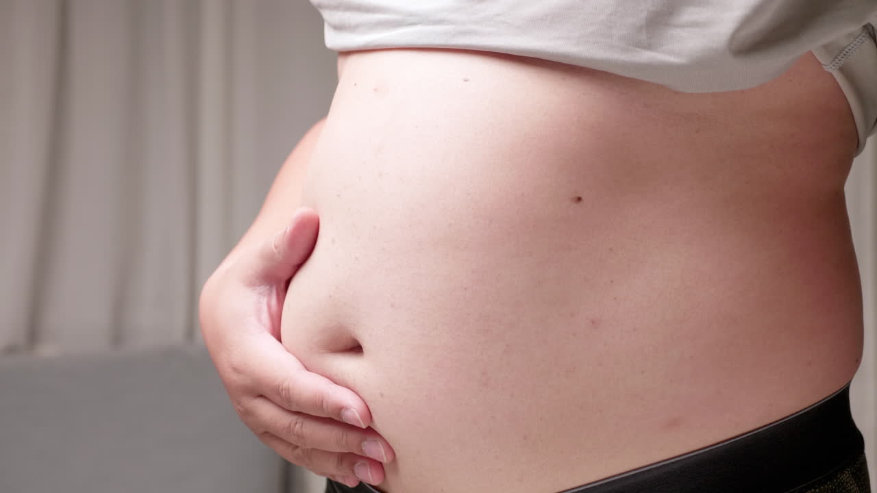 мужчина с большим брюшным жиром