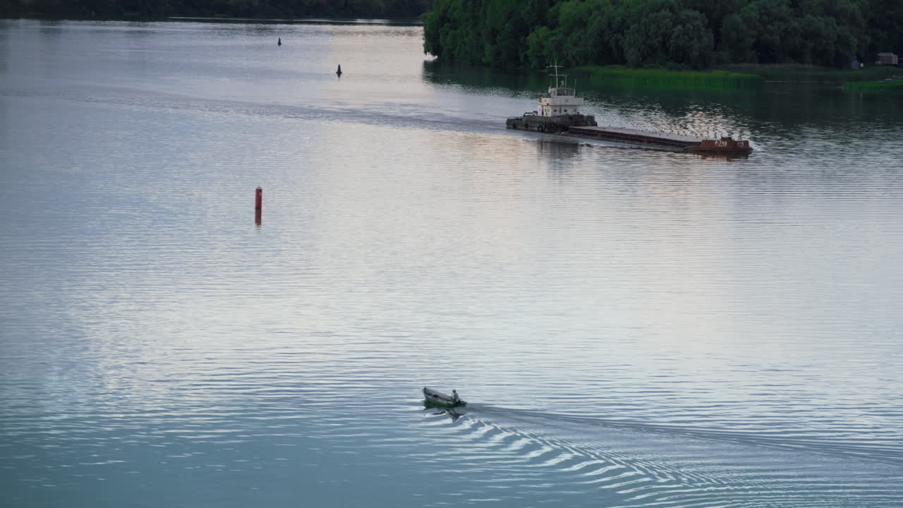 강 채널에서 물품을 운반하는 견인 보트 드론. 편안한 수로 빛.
