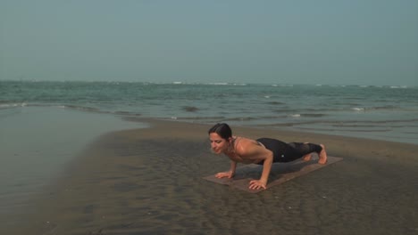 Sesión-De-Yoga-En-La-Playa,-Hermosa-Chica-Saluda-Al-Sol