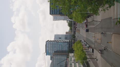 Vertical---Tráfico-En-La-Carretera-De-La-Ciudad-En-Zuidas-Amsterdam,-Países-Bajos