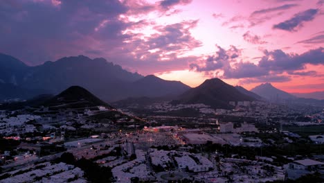 Drohne-Hyperlapse-Zeitraffer-Bewölkter-Tag-Sonnenuntergang-über-Sierra-Madre-Oriental-In-Monterrey-City-Mexiko