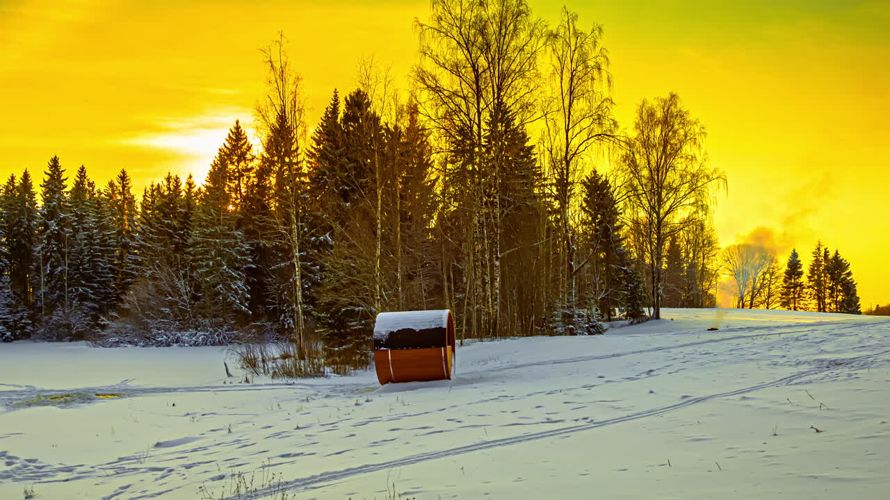 paisaje de bosque de nieve de cielo amarillo con fogata y sauna de barril