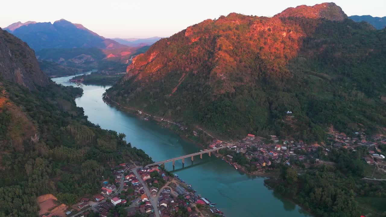 aerial al atardecer de la aldea de nong khiaw en la provincia de luang prabang del norte de laos en el río nam ou paisaje panorámico de montaña paraíso en el sureste de asia