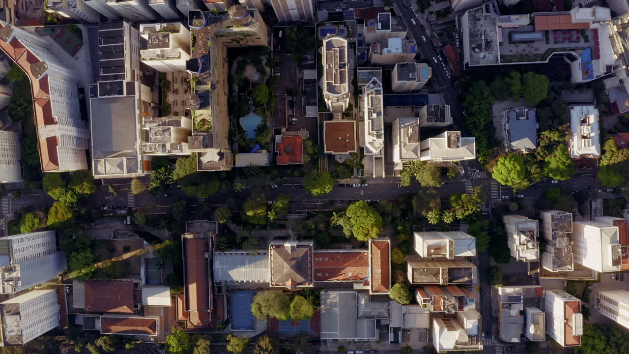 큰 도시, 큰 건물, 큰 길