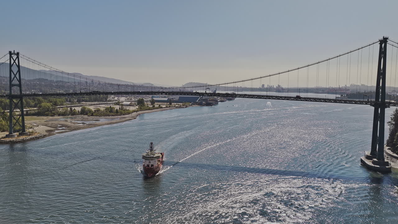 밴쿠버 bc 캐나다 에어리얼 v106 에픽 플라이오버 라이온스 게이트 브릿지, 항구, 스탠리 파크 및 시티스케이프 뷰에서 물을 가로지르는 교통을 포착 - mavic 3 pro cine로 촬영 - 2023 년 7 월