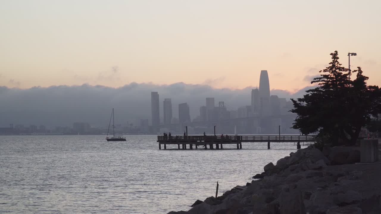 샌프란시스코만의 낚시 부두에서 보트 항해