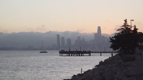 Boat-Sails-by-a-Fishing-Pier-in-the-San-Francisco-Bay