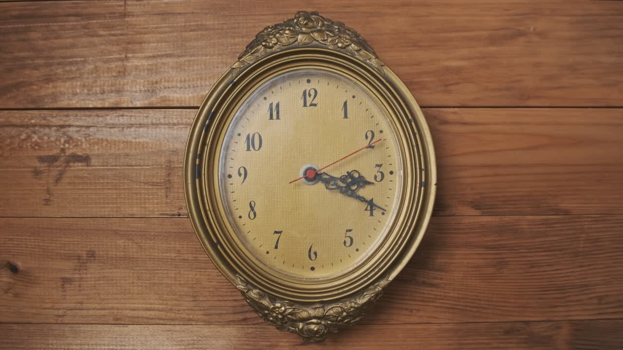 viejo reloj de pared retro con segunda manilla móvil en fondo de madera