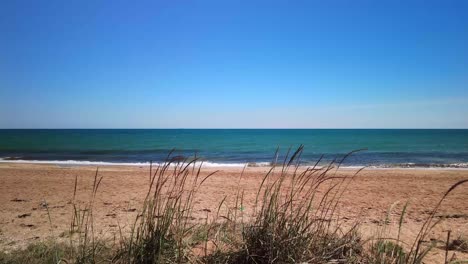 playa vacía del mar negro contra el fondo del cielo azul