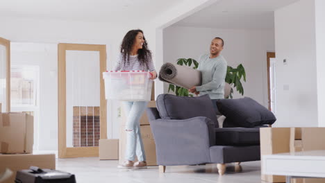 pareja amorosa llevando cajas a su nuevo hogar el día de la mudanza