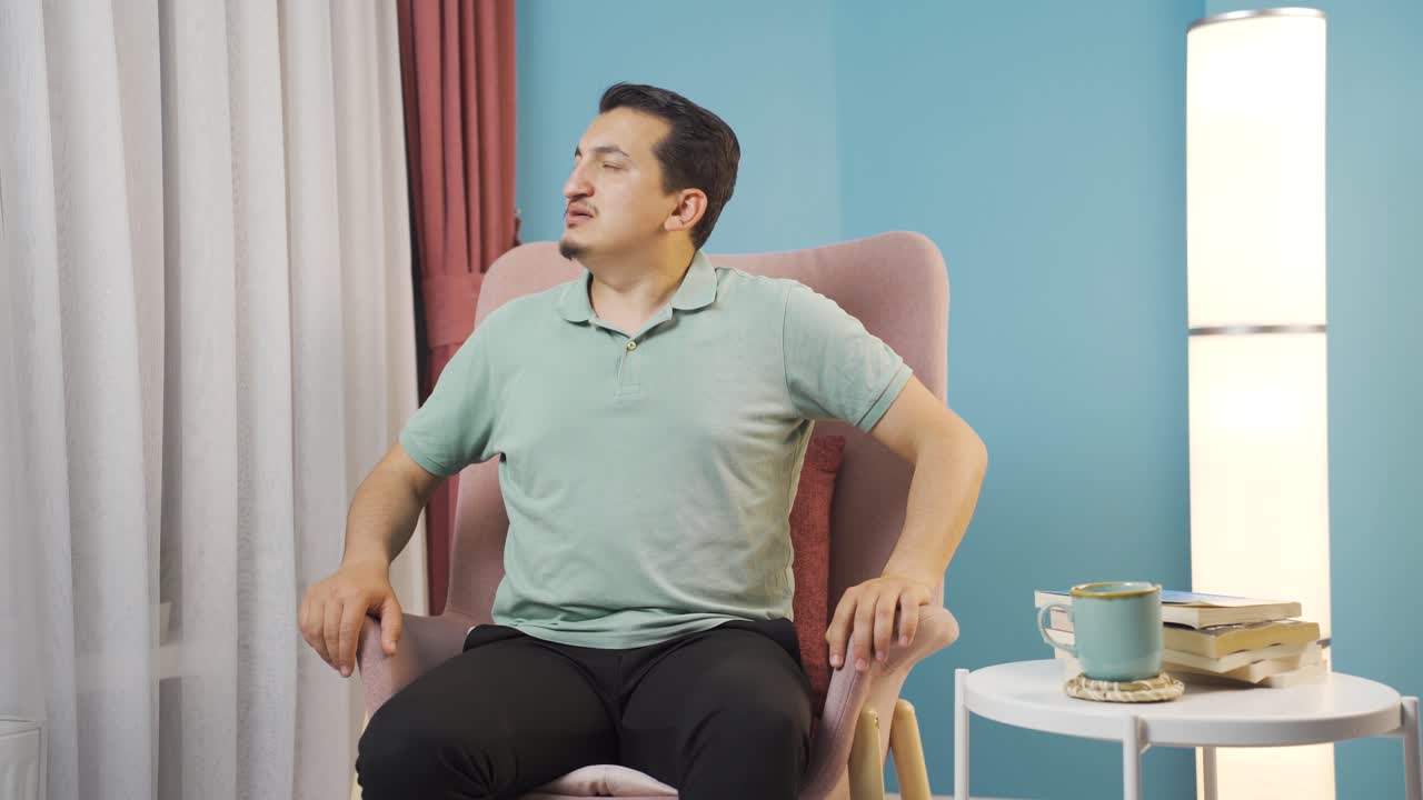 나쁜  ⁇ 새를 맡는 사람은 혼란스럽고 혐오스럽습니다.