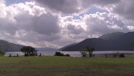 Amplio-Paisaje-Abierto-En-El-Lago-En-Un-Hermoso-Día-Soleado-Parcialmente-Nublado