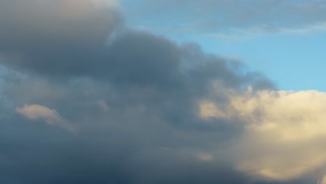 wolkenlandschaft mit mond