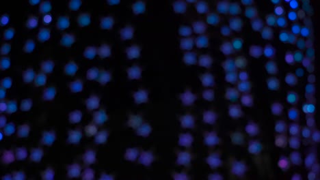 fondo borroso de luces parpadeantes azul-púrpura en el patrón redondo utilizado para decorar las fiestas de navidad y año nuevo