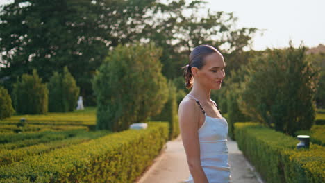 mujer sonriente paseando por el verde disfrutando de un hermoso paisaje. niña caminando por el parque