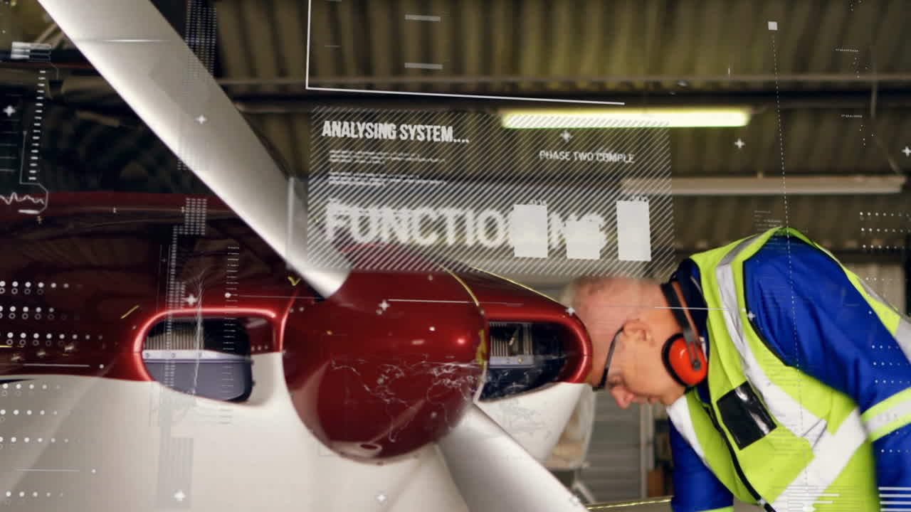 데이터 처리 및 다이어그램의 애니메이션 카우카시안 남성 노동자가 비행기를 검사합니다.