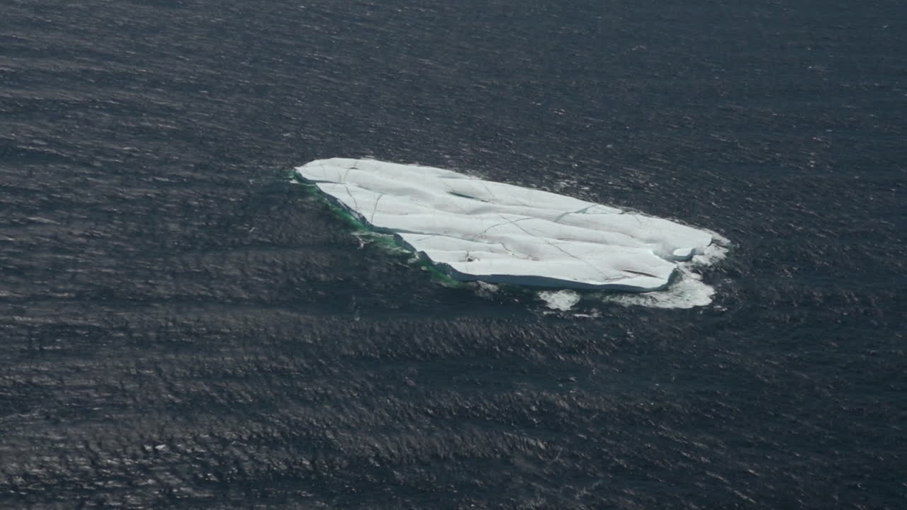 바다에서 큰 빙산의 공중