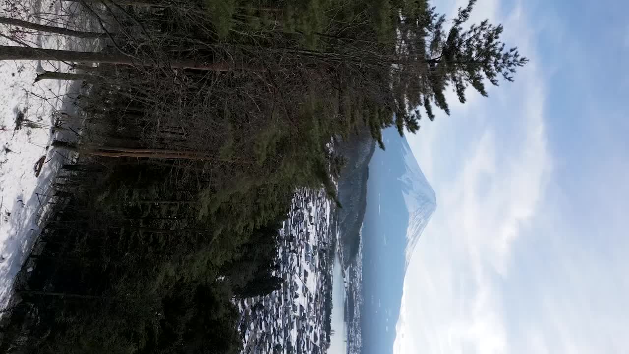 vuelo vertical de aviones no tripulados en el lago kawaguchiko en japón con el monte fuji en la distancia