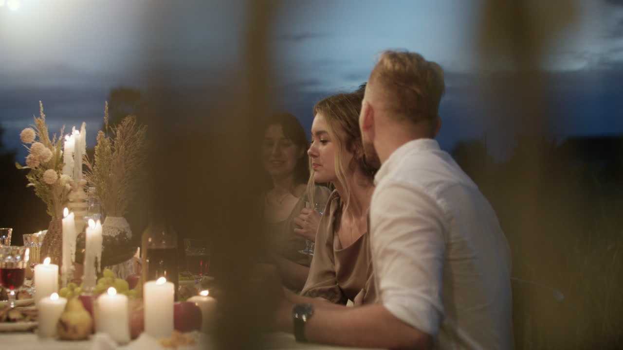 결혼식 파티에 참석한 사람들