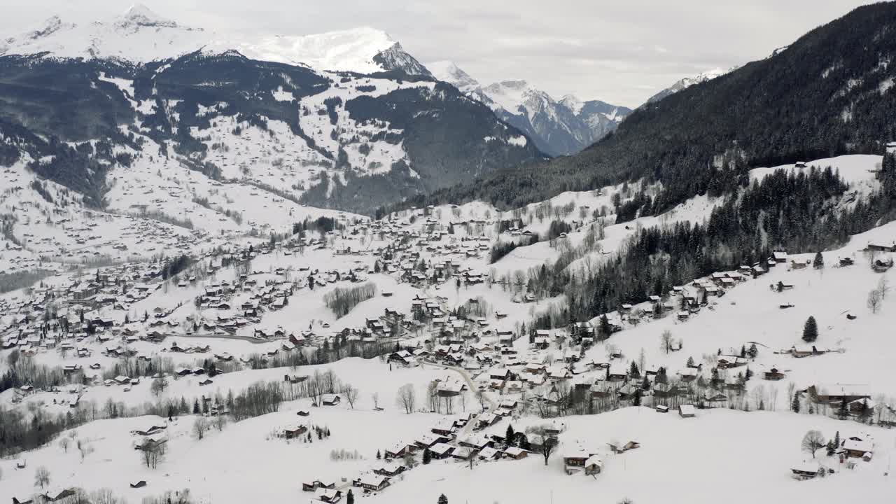 vista aérea de drones del nevado grindelwald y el eiger en el hermoso paisaje montañoso suizo