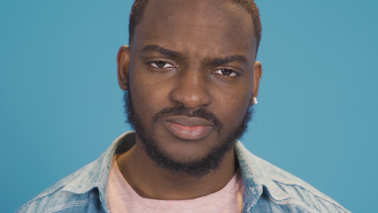 retrato de un joven afroamericano negro.