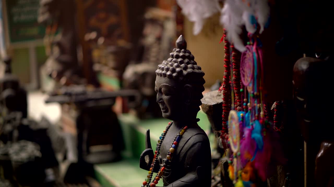 estatua de buda expuesta para la venta en la calle thamel, nepal 4k