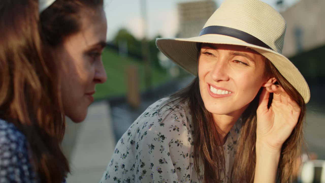 두 친구 가 앉아서 대화 하는 영상