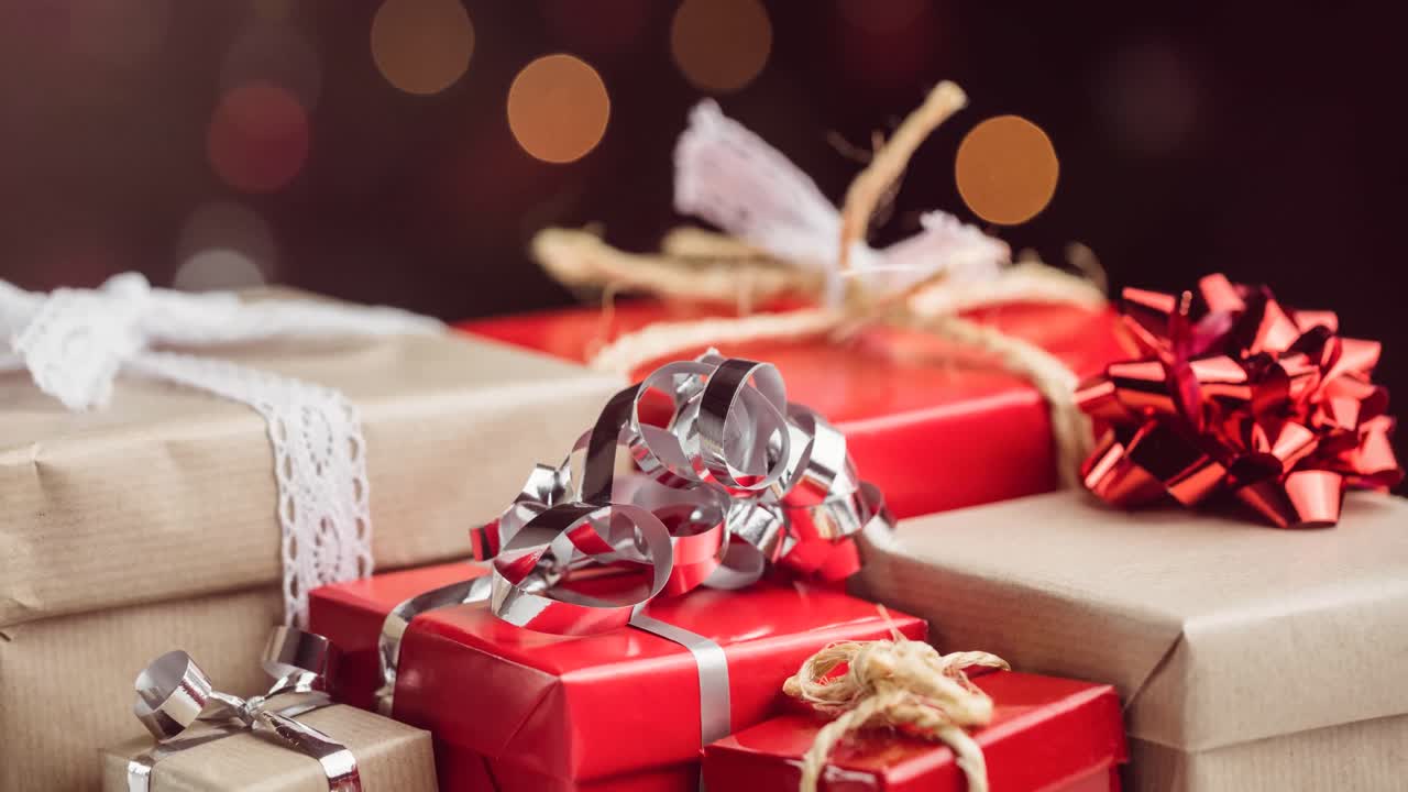Animazione di regali di Natale su sfondo sfocato